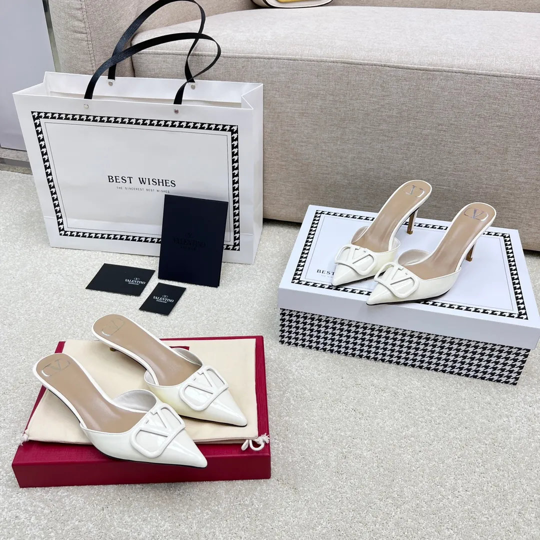 👟👟Ex-factory price 500👟👟 VALENTINO latest V Logo buckle back empty slippers 🔥🔥🔥 🕳️🕳️🕳️ Exclusive original 1-1 development, no goods without the original 〰 ɪɴѓᴏʀᴍᴀᴛɪᴏɴ 〰 Buckle: V-LoGo leather buckle Material: Imported patent leather Lining: full-grain sheepskin Outsole: Italian through-dyed cowhide Midsole: Italian original craft material Process: computer stitching, machine shaping Heel height: 4.0/8cm Made in Italy 🇮🇹 Ready-made code: 35 36 37 38 39 Ready-made custom code: 34 40 41 Delivery period 1-3 days Not retreating